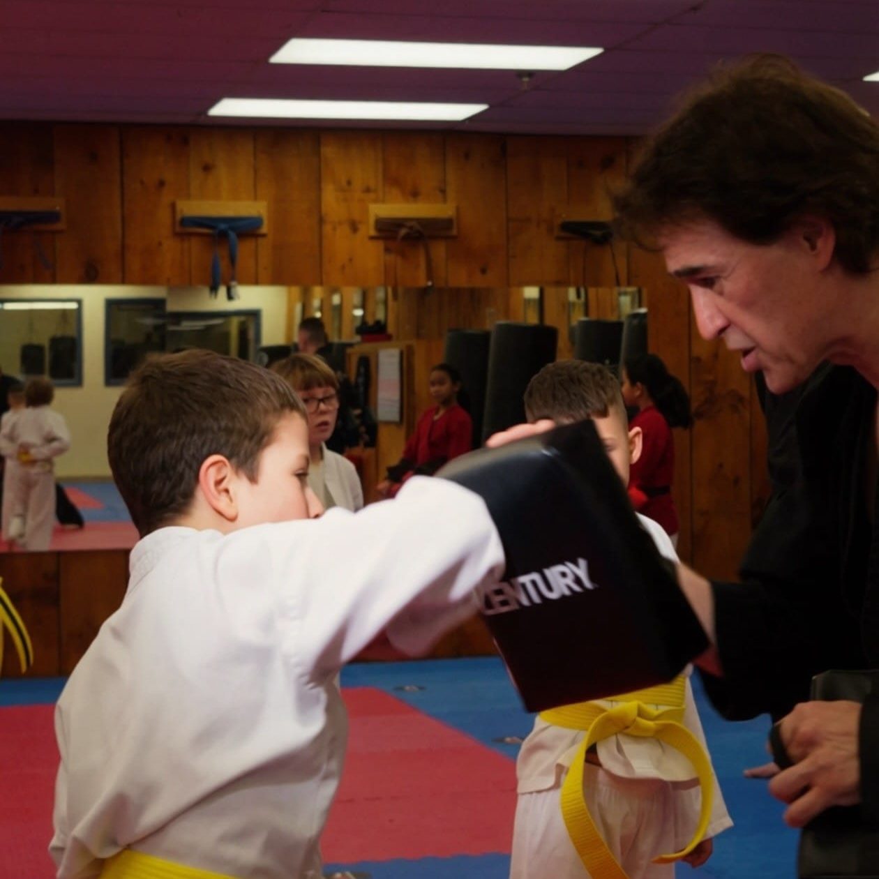 pic6 Mike Bernardo teaching student striking poses